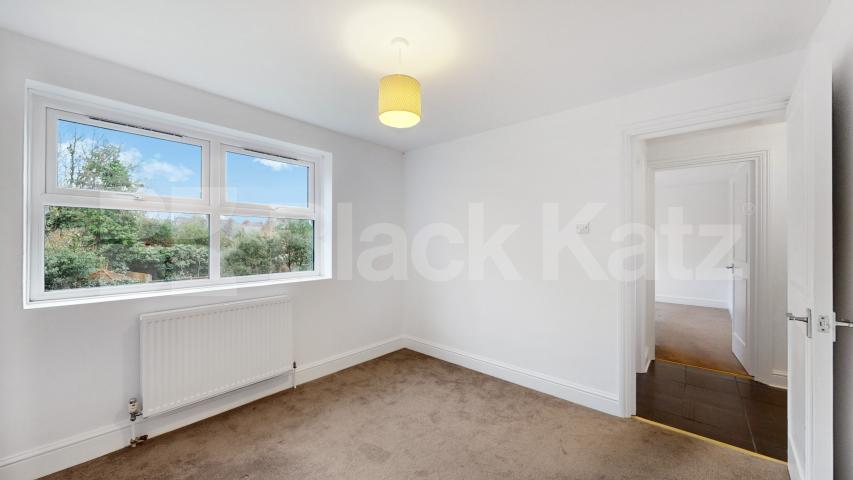 Two Bedroom First Floor Flat in Conversion, New Barnet, mins to tube & shops! Bulwer Road, New Barnet
